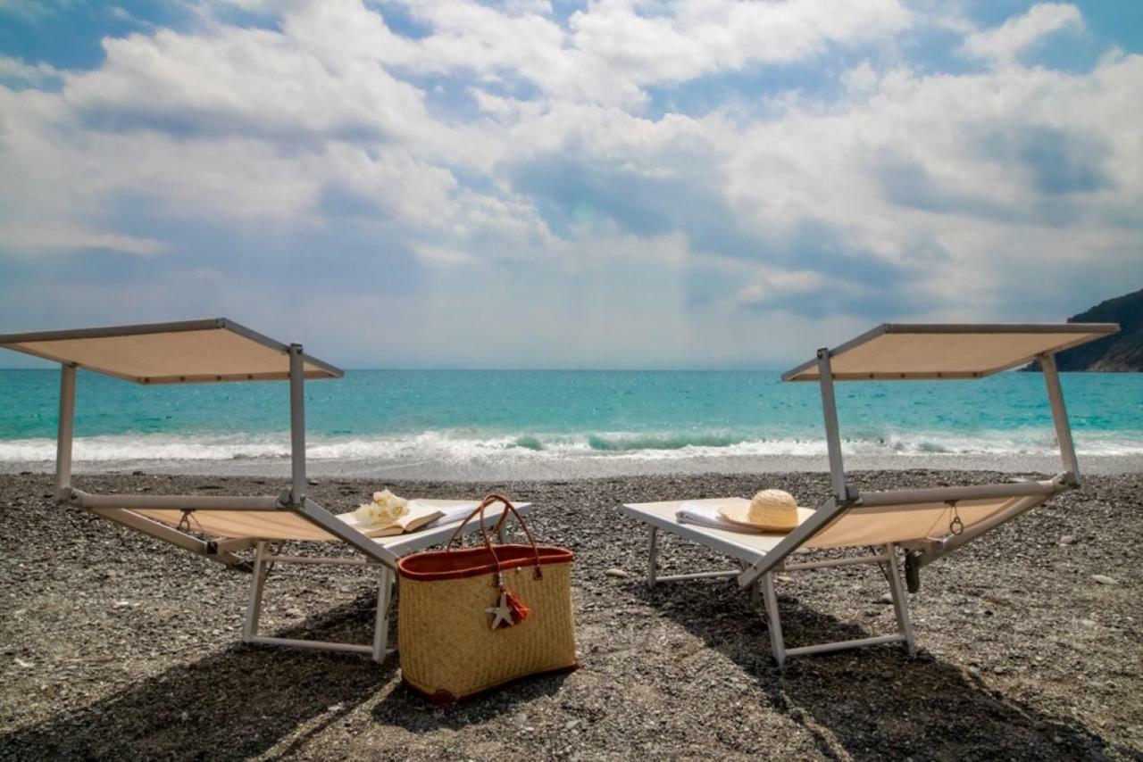 Casa Giulia: Beachfront Apartment with AC and Parking Sestri Levante Exterior photo